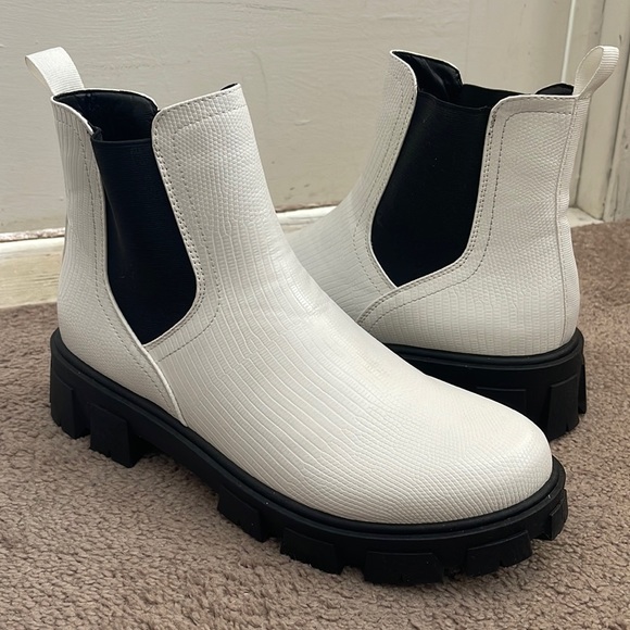True Craft Shoes - TRUECRAFT Joyrider Chelsea boots SZ 11 in white.